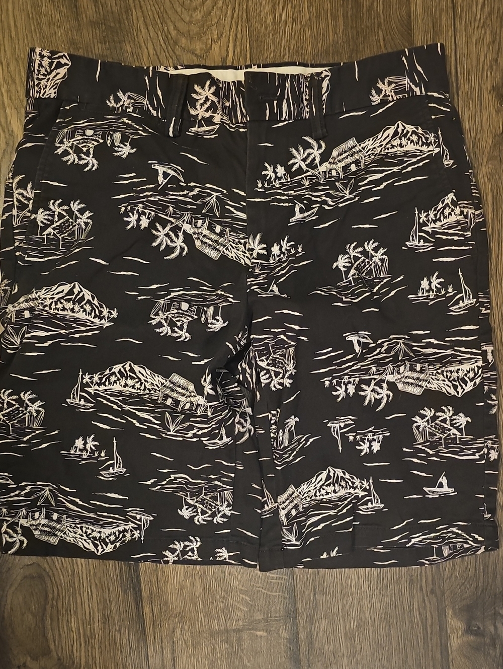 Old Navy Black Shorts Tan Island Print Waist 30